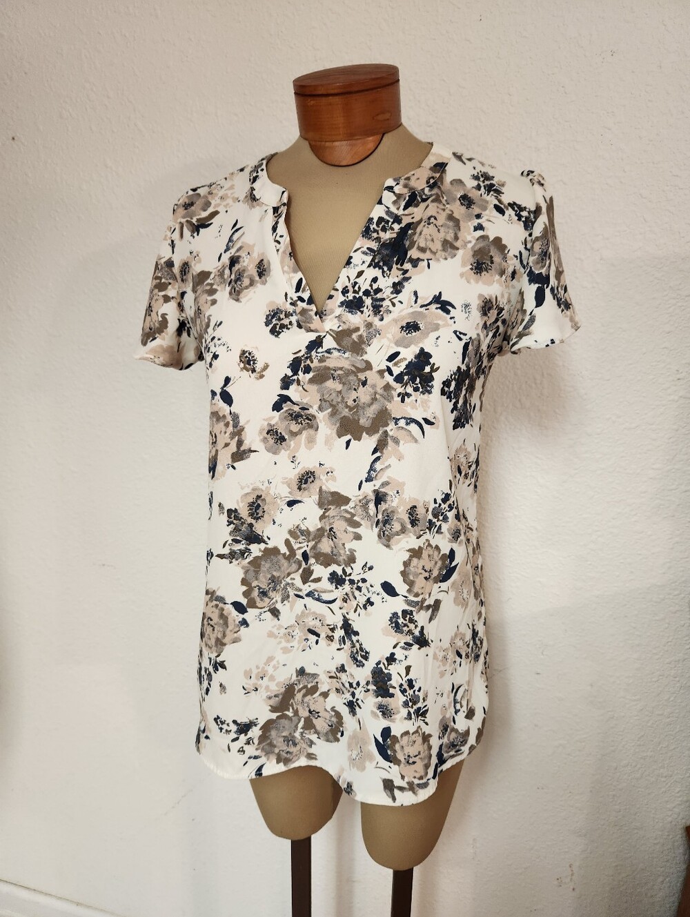 Maurices Cream and Blue Short Sleeve Floral retro blouse-Small